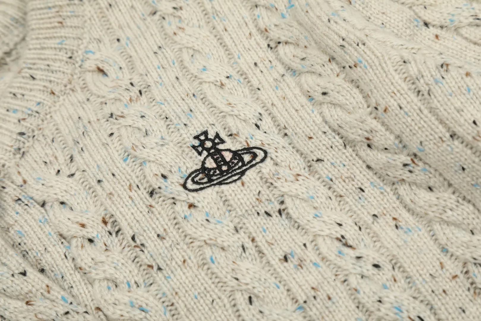 vivienne west wood Vivienne heavy-duty twist multi-color classic cardigan knitted sweater wool 2024 autumn latest style 🧩 15% merino cotton wool 85% wool blend 🧩Correct Italian 🇮🇹100% wool washed wheat logo Size: S -M- L Color: White Dark Gray Blue